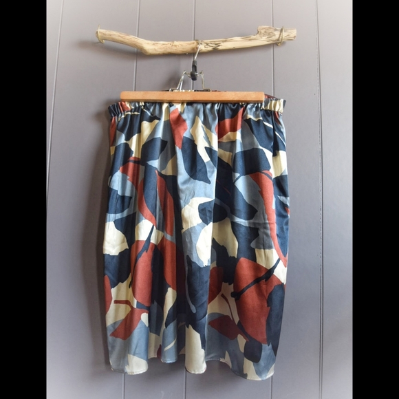 🖤5for30🖤 Vera Wang color block contemporary graphic satin skirt. - Picture 2 of 2